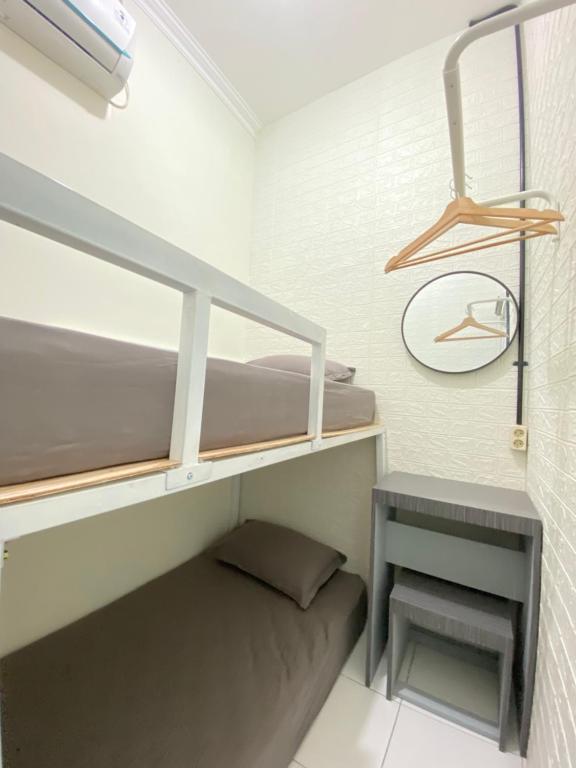 a small room with bunk beds and a table at Stay Hub in Timuran