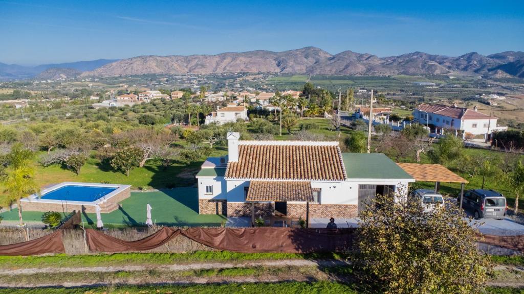 widok z lotu ptaka na dom z basenem w obiekcie Cubo's Finca La Higuera w mieście Alhaurín de la Torre