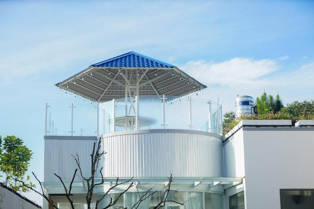 a building with an umbrella on top of it at Song Trân House in Xã Tân Phát