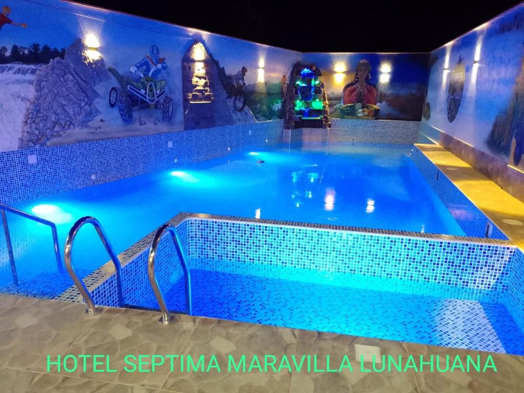 路納宛納的住宿－Hotel Septima Maravilla Lunahuana，夜晚的游泳池,灯光蓝色