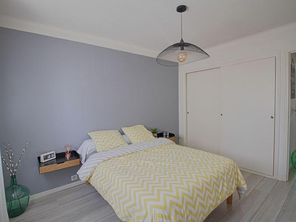 Cama ou camas em um quarto em Appartement Ajaccio, 3 pi&egrave;ces, 4 personnes - FR-1-61-528