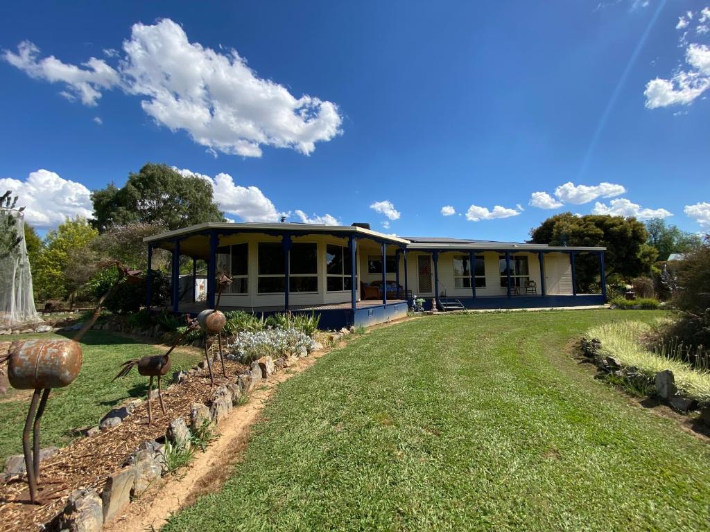 uma casa com um jardim em frente em Pull Up Stumps em Rutherglen