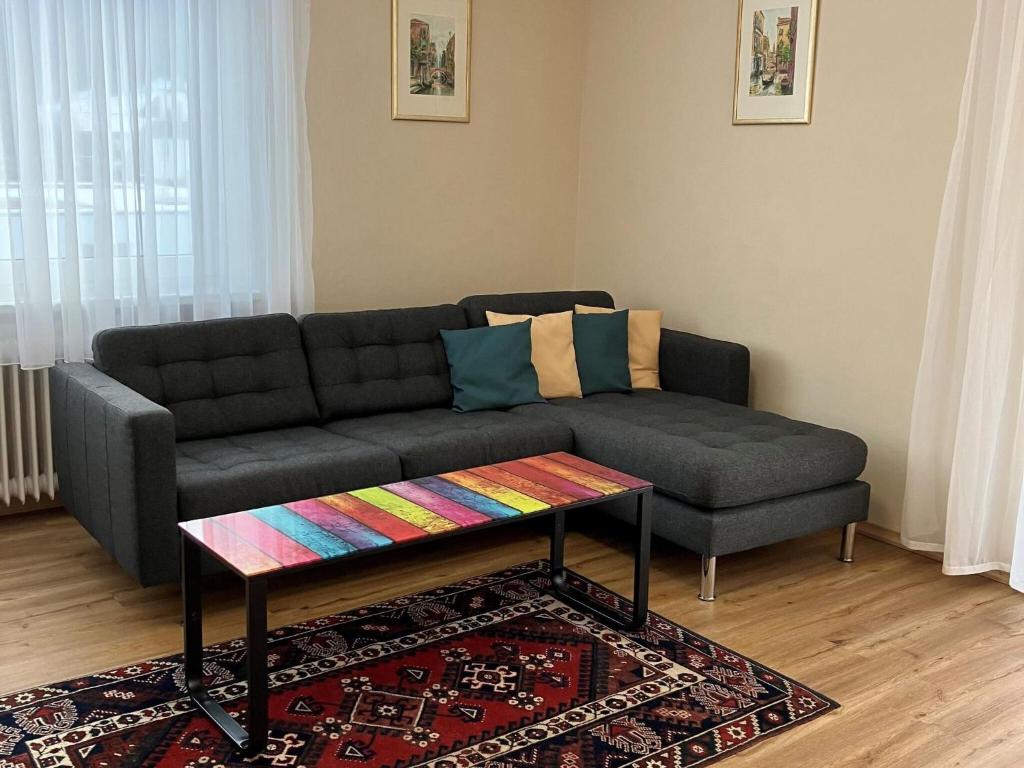 Holiday flat, Axams في إنسبروك: غرفة معيشة مع أريكة وطاولة قهوة