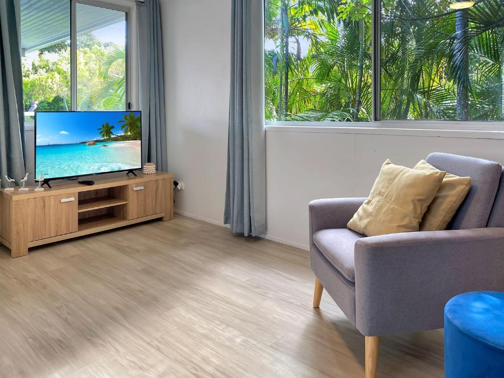 a living room with a tv and a couch at Magnetic Haven Unit 5 in Arcadia