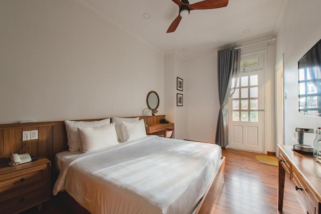 Giường trong phòng chung tại Le Soleil Boutique Hotel