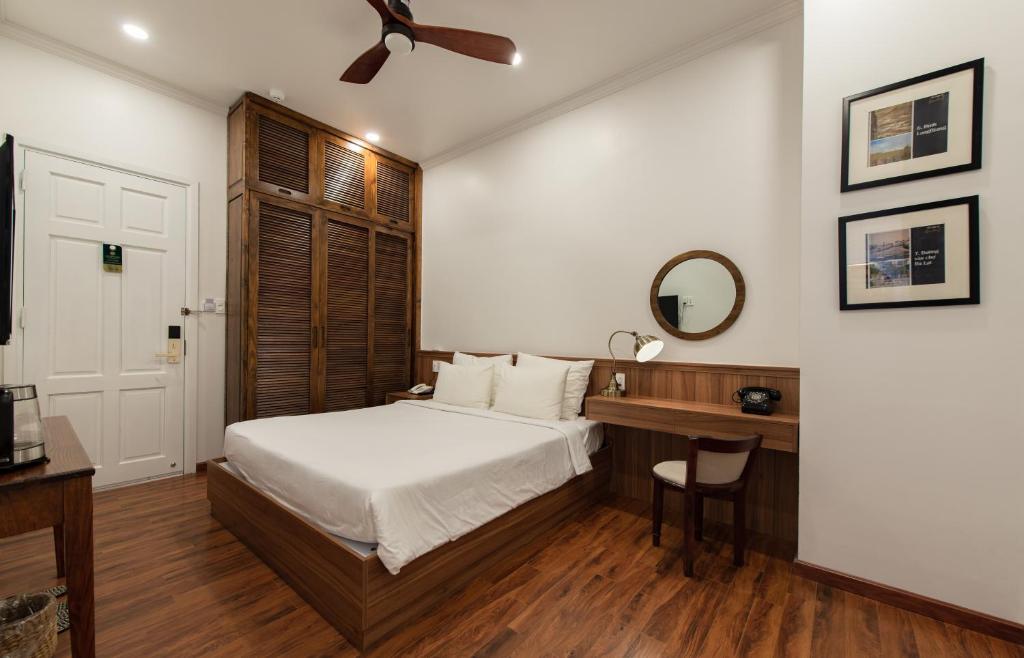 Giường trong phòng chung tại Le Soleil Boutique Hotel
