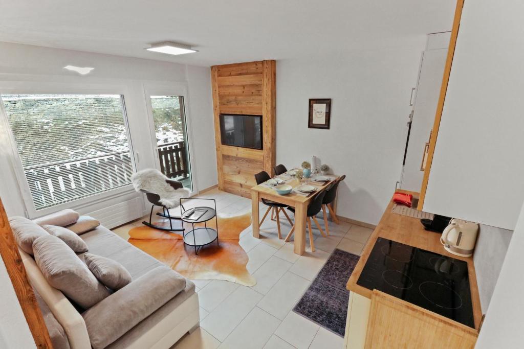 クランにあるAppartement en plein centre de Crans Montanaのソファとテーブルのあるリビングルーム