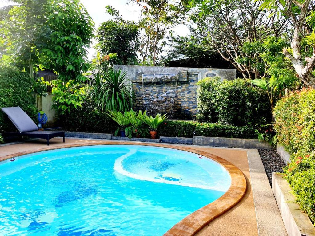 Bazén v ubytování Areeya Phubeach Resort Coliving Coworking nebo v jeho okolí