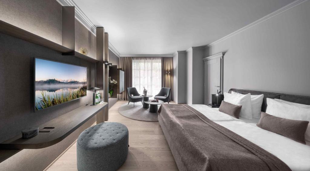 TV a/nebo společenská místnost v ubytování Hotel Weisses Roessl
