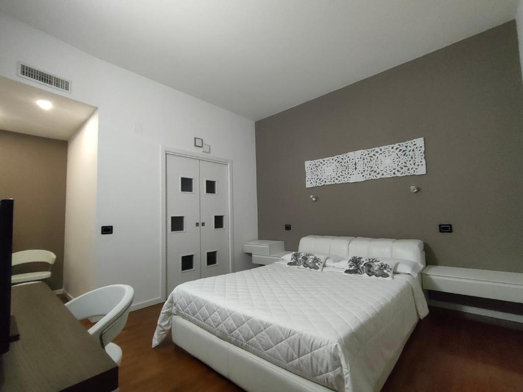 サレルノにあるB&B Stefaniのベッドルーム(白いベッド1台、テーブル付)