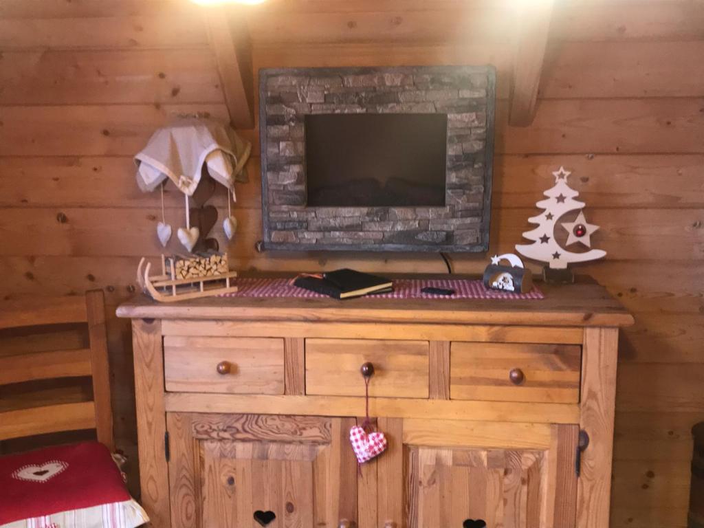 Televiisor ja/või meelelahutuskeskus majutusasutuses Chalet Colline et Lou