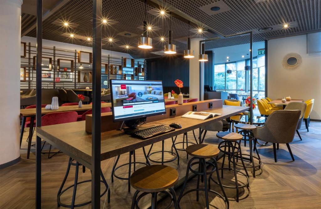 A restaurant or other place to eat at Leonardo Hotel Verona