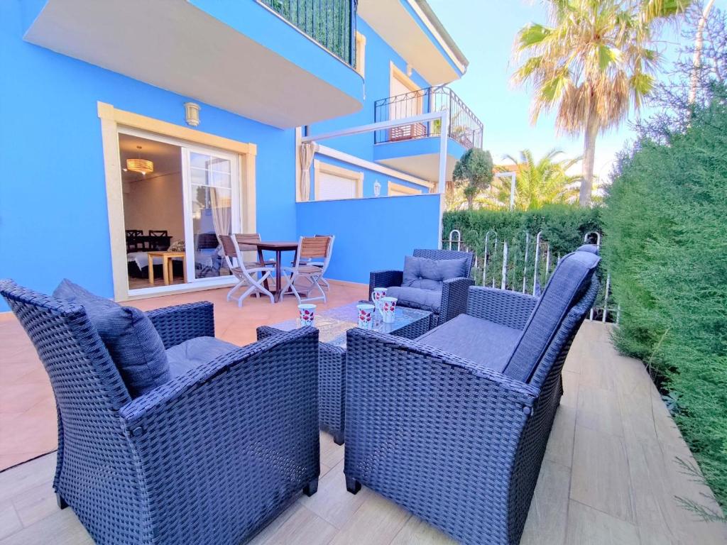 two wicker chairs and a table on a patio at Planta baja con terraza chill out - Primera línea Tres Playas - ALBERT VILLAS in Alcossebre