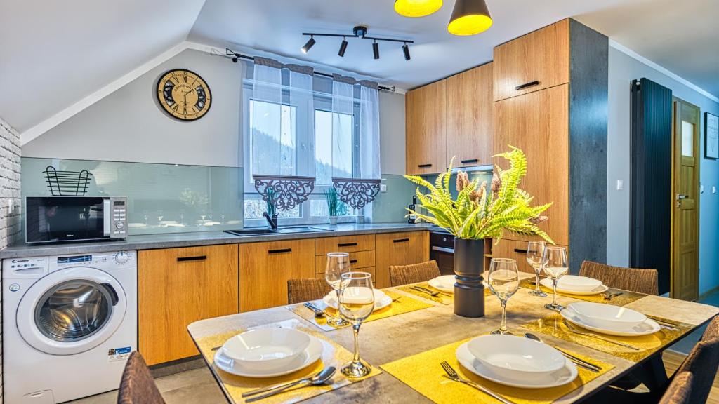 Kuchyňa alebo kuchynka v ubytovaní Apartament Cicha 5 VIP z SAUNĄ by Royal Aparts