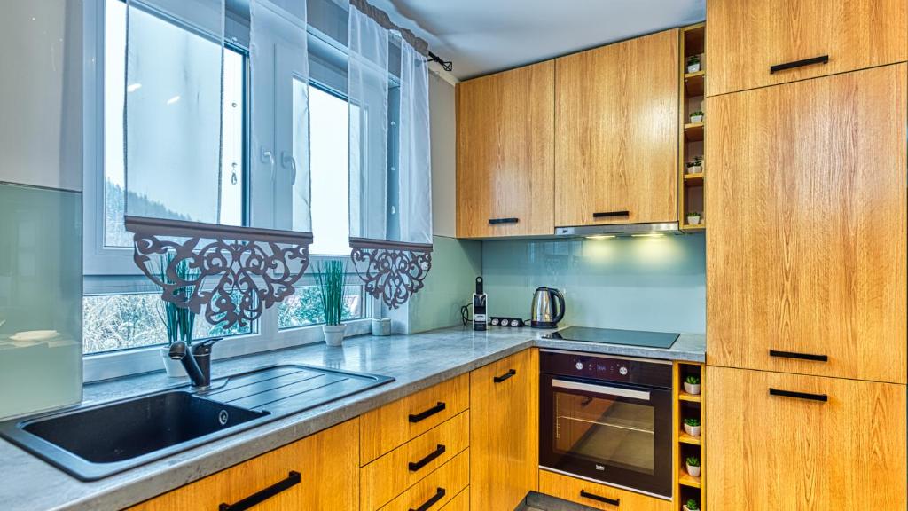 Kuchyňa alebo kuchynka v ubytovaní Apartament Cicha 5 VIP z SAUNĄ by Royal Aparts
