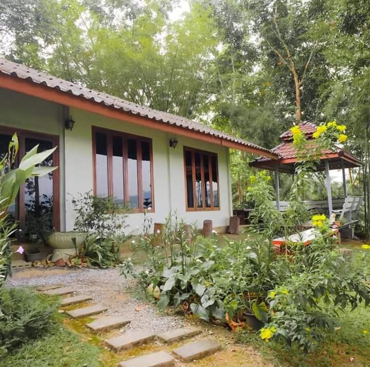 ein kleines Haus mit Garten davor in der Unterkunft ภูริรักษ์ โฮมสเตย์ in Ban Pha Saeng Lang