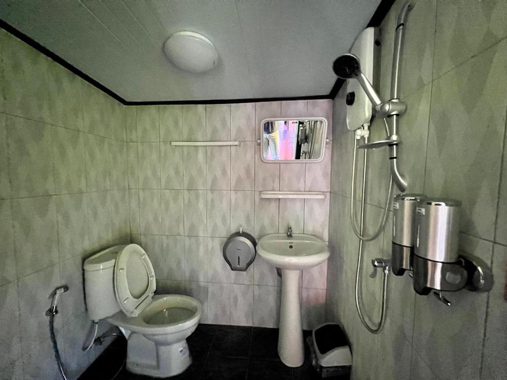 ein Bad mit einem WC und einem Waschbecken in der Unterkunft MrT Riverside Sampran มิสเตอร์ที โฮมสเตย์-ช้องนาง in Sam Phran