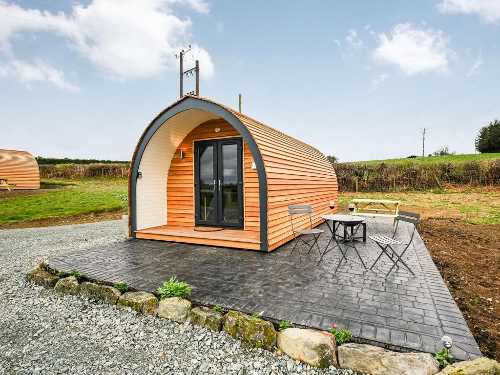 una pequeña casa en la cúpula con una mesa de picnic delante de ella en Cae Bitfel - Uk37082 en Llanwddyn