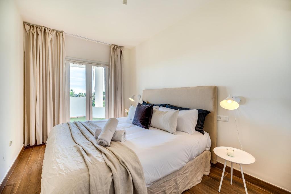 Postel nebo postele na pokoji v ubytování VACATION MARBELLA I Top 1 Puerto Banus Sea Front Rental, Renovated
