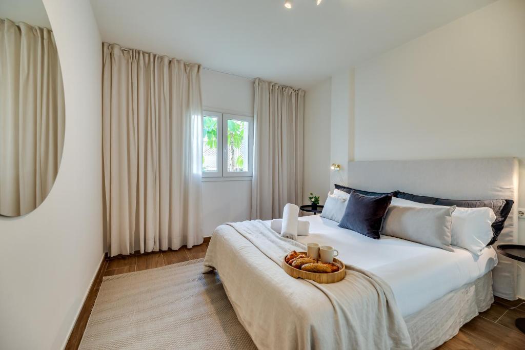 Postel nebo postele na pokoji v ubytování VACATION MARBELLA I Top 1 Puerto Banus Sea Front Rental, Renovated