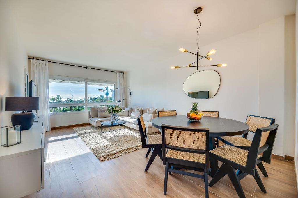 Posezení v ubytování VACATION MARBELLA I Top 1 Puerto Banus Sea Front Rental, Renovated