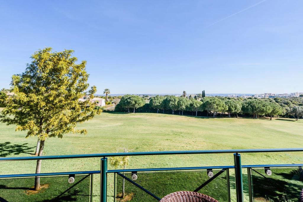 desde el balcón de un campo de golf en Boavista Golf Resort- Fairviews Villa, en Lagos