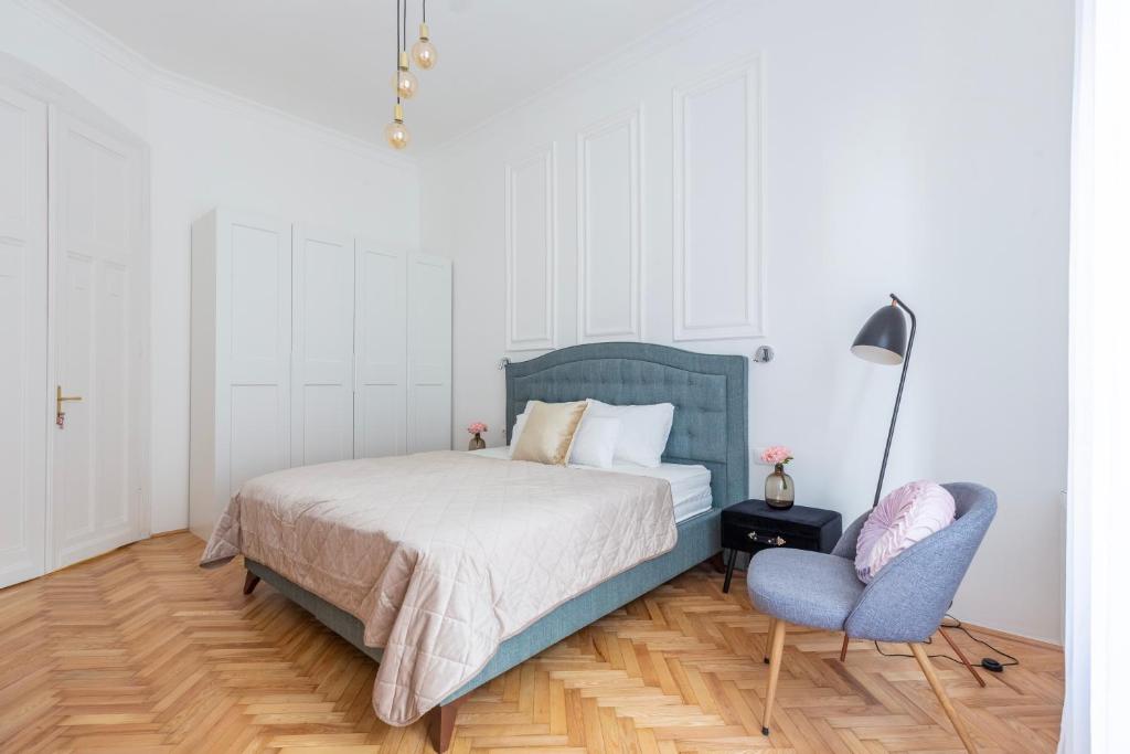 Posteľ alebo postele v izbe v ubytovaní Glamorous Modern Apartment in the Hearth of Budapest