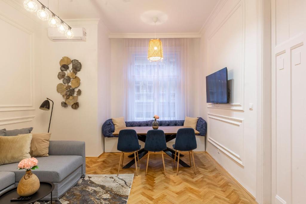 Televízia a/alebo spoločenská miestnosť v ubytovaní Glamorous Modern Apartment in the Hearth of Budapest