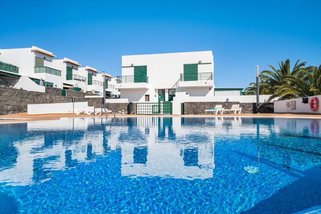 Bazén v ubytování Apartamento Costa Esmeralda nebo v jeho okolí