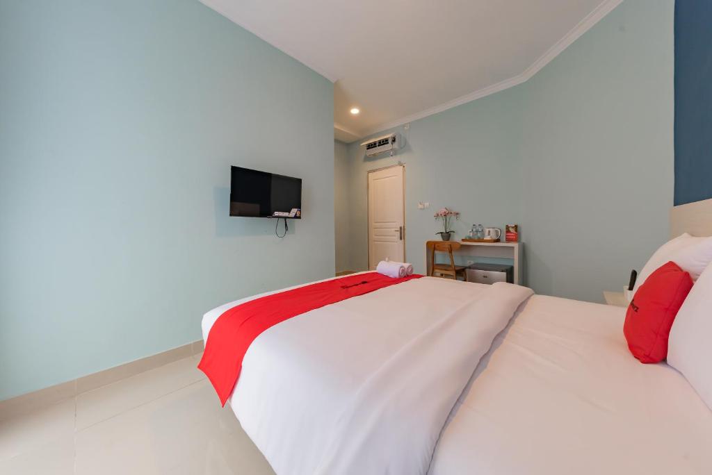 Postel nebo postele na pokoji v ubytování RedDoorz Plus near Surapati Core