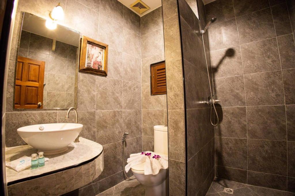 Koupelna v ubytování Rico's Patong Hotel