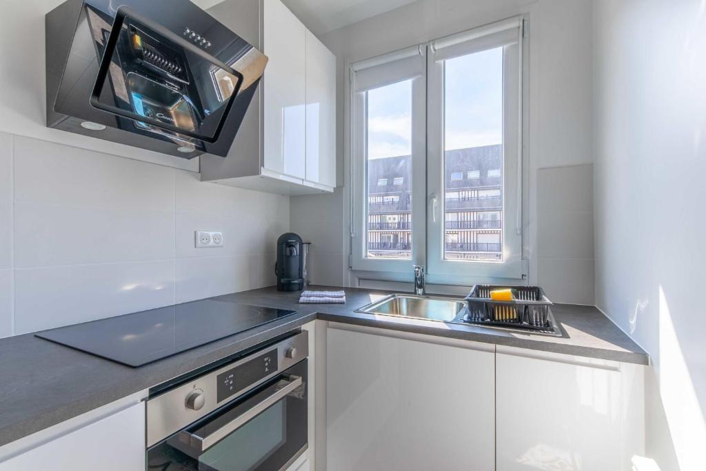 Kuchyňa alebo kuchynka v ubytovaní Large studio for 4 people near Port Deauville