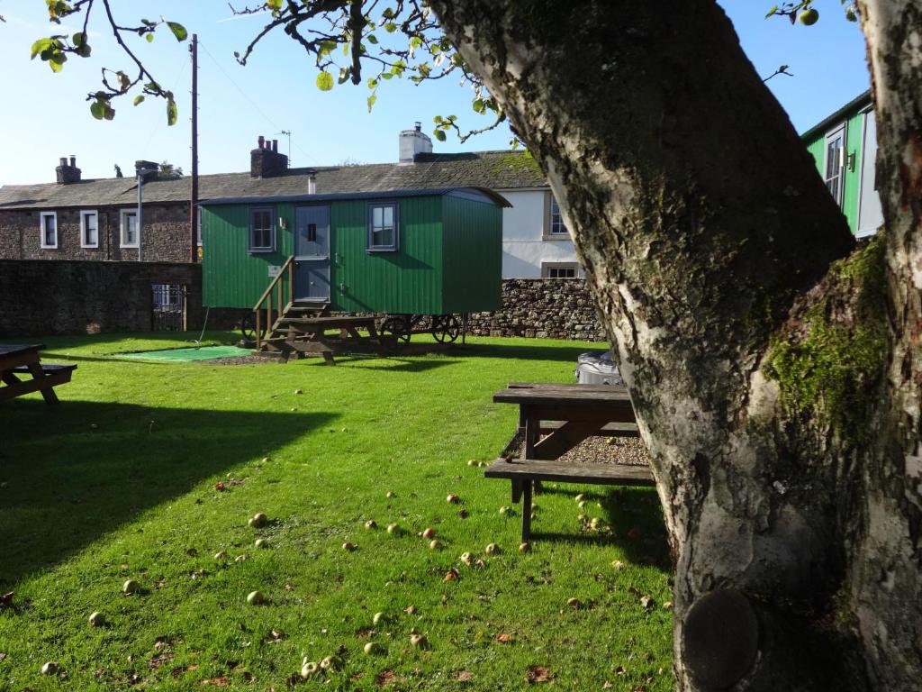 park ze stołem piknikowym i zielonym domem w obiekcie Shepherds Hut, Jamies Retreat, Bowness-on-Solway w mieście Bowness-on-Solway