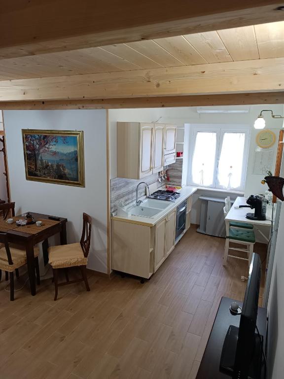 kuchnia ze zlewem i stołem w pokoju w obiekcie Nonno Nunzio House w mieście Bernalda