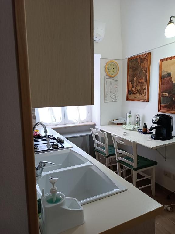 kuchnia ze zlewem i blatem w obiekcie Nonno Nunzio House w mieście Bernalda