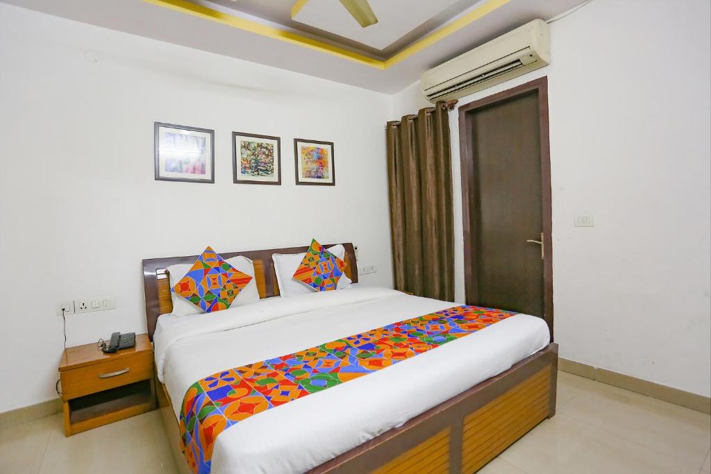 - une chambre avec un grand lit dans l'établissement FabExpress The Paradise, à New Delhi