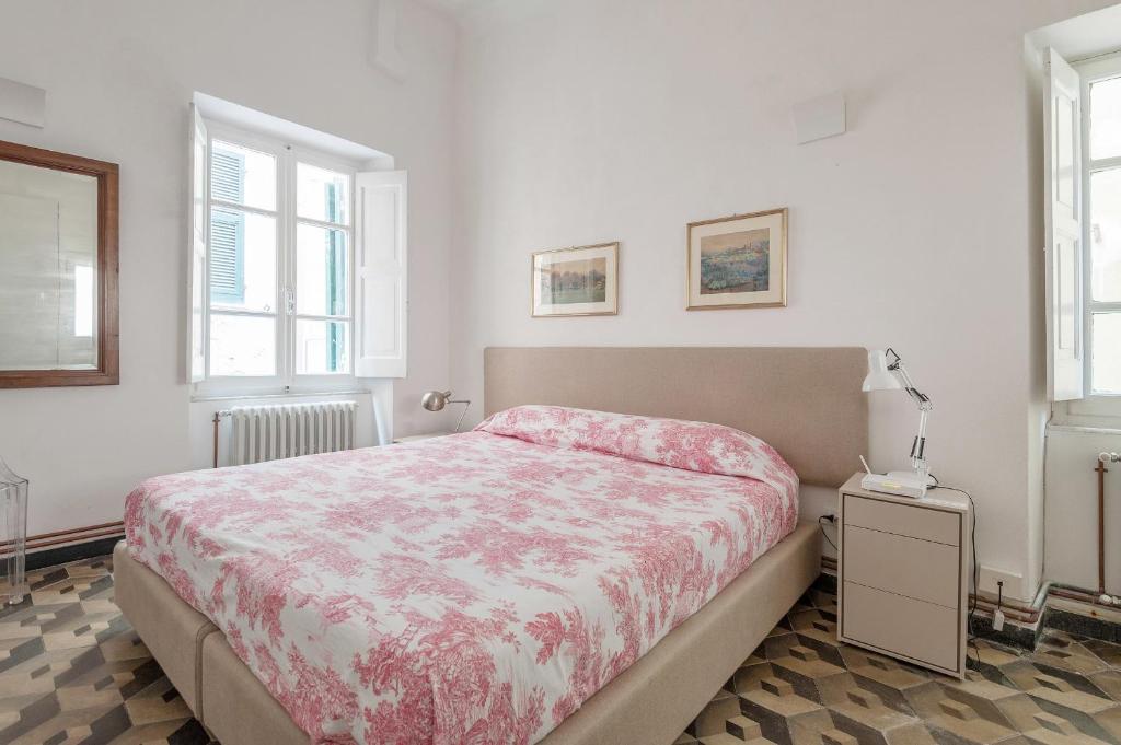 Postel nebo postele na pokoji v ubytování Marina Apartment, Unique, Authentic, Beachfront, 2 Aircondo BDR , 2BHT, easy to Train or 300mt walk from Private Parking