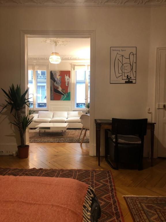 - un salon avec un canapé et une chaise dans l'établissement Cosy 2 room 50m2 Parisian classic flat - Passy, 16th arrondissement, near Eiffel Tower, à Paris