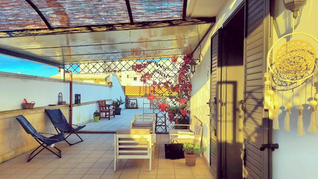 een patio met stoelen en een tafel bij Terrazza 44 in Lecce