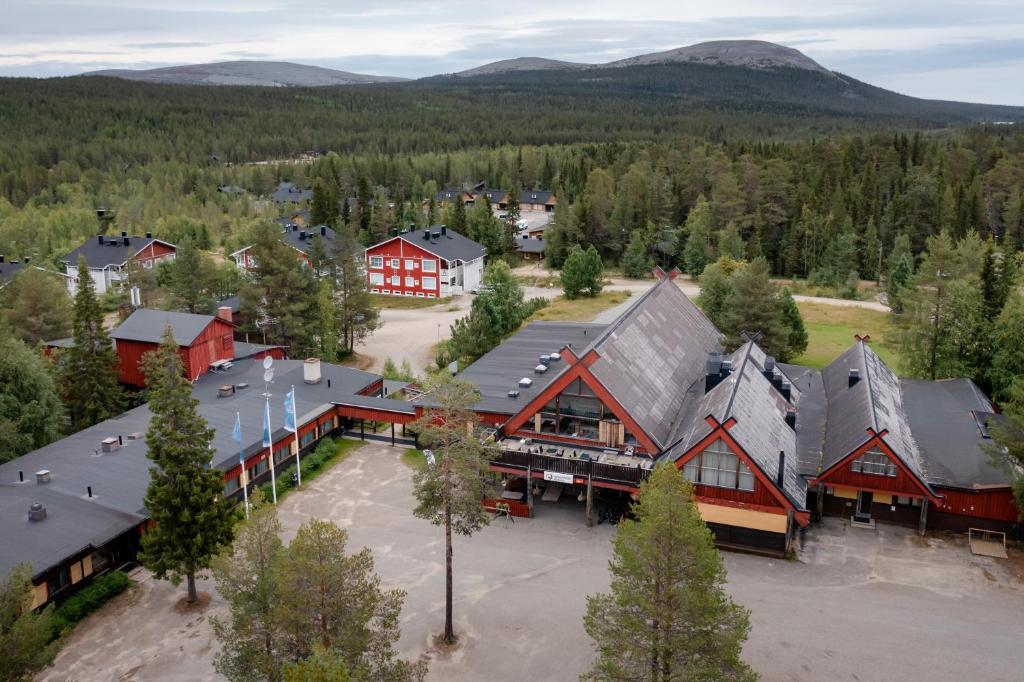 an aerial view of a resort with a large building at Lapland Hotels Äkäshotelli in Äkäslompolo