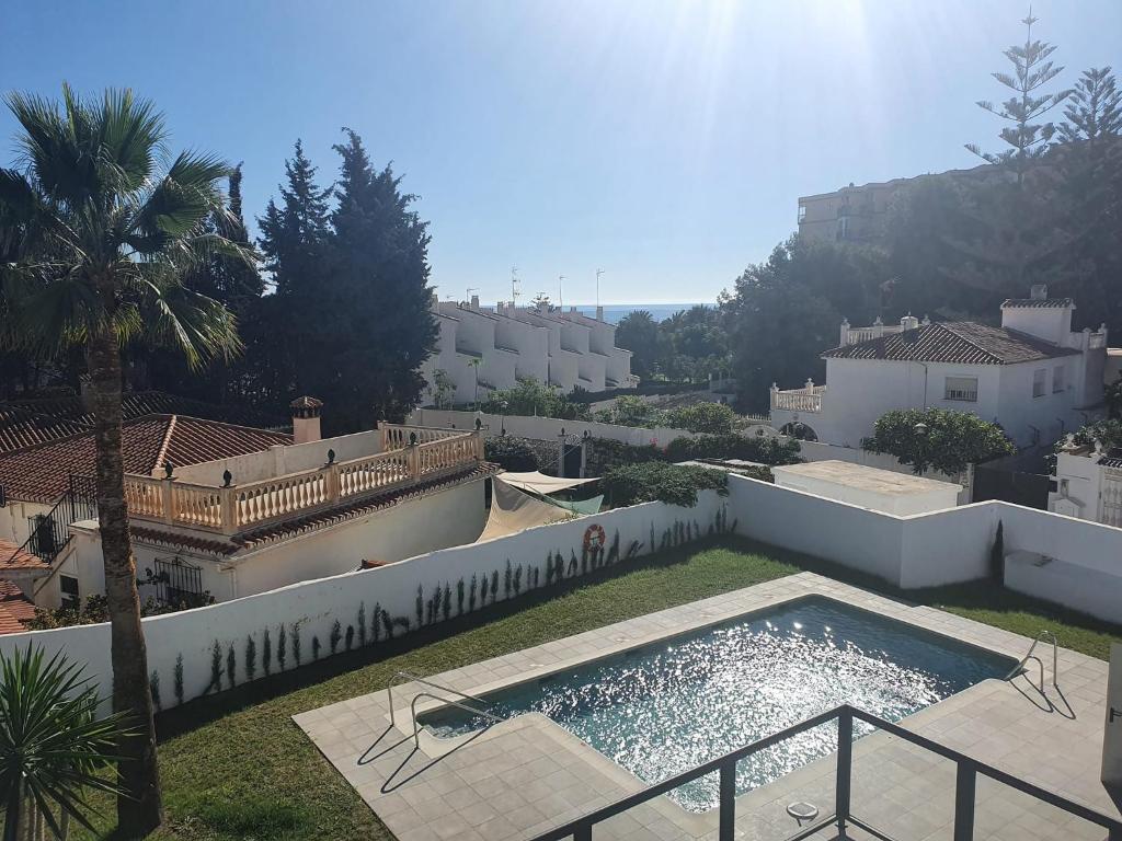 basen na podwórku domu w obiekcie Casa Torremolinos w mieście Torremolinos
