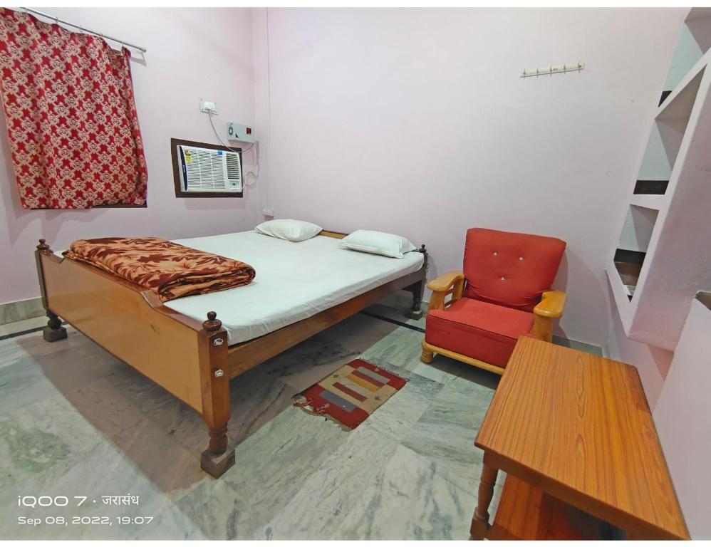 Katil atau katil-katil dalam bilik di Jarasandh Lodge, Sasaram