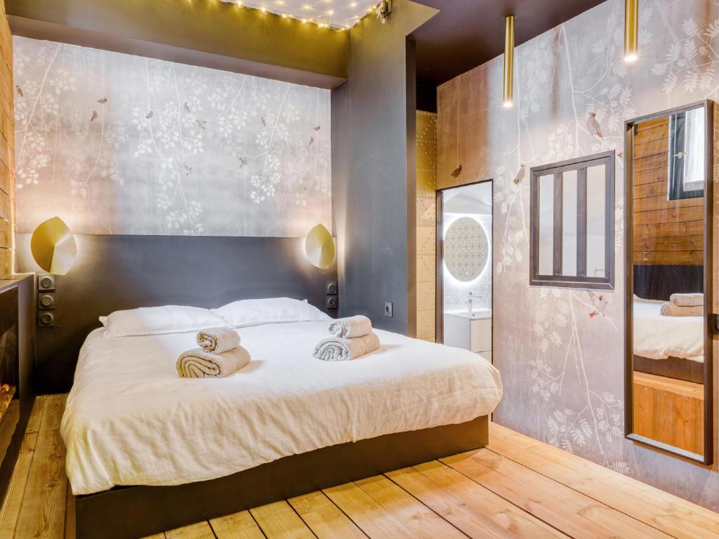 sypialnia z dużym łóżkiem z ręcznikami w obiekcie LOVE IN LA CIOTAT w mieście La Ciotat