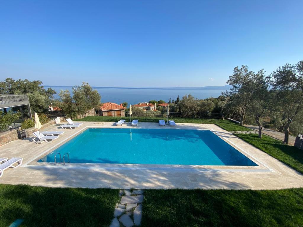 una imagen de una piscina en una villa en Assos Luna Houses, en Ayvacık