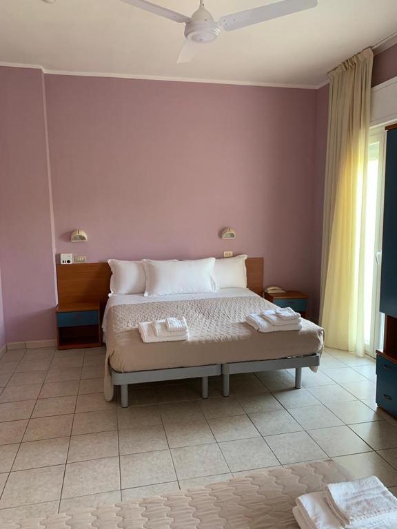 Postel nebo postele na pokoji v ubytování Hotel President