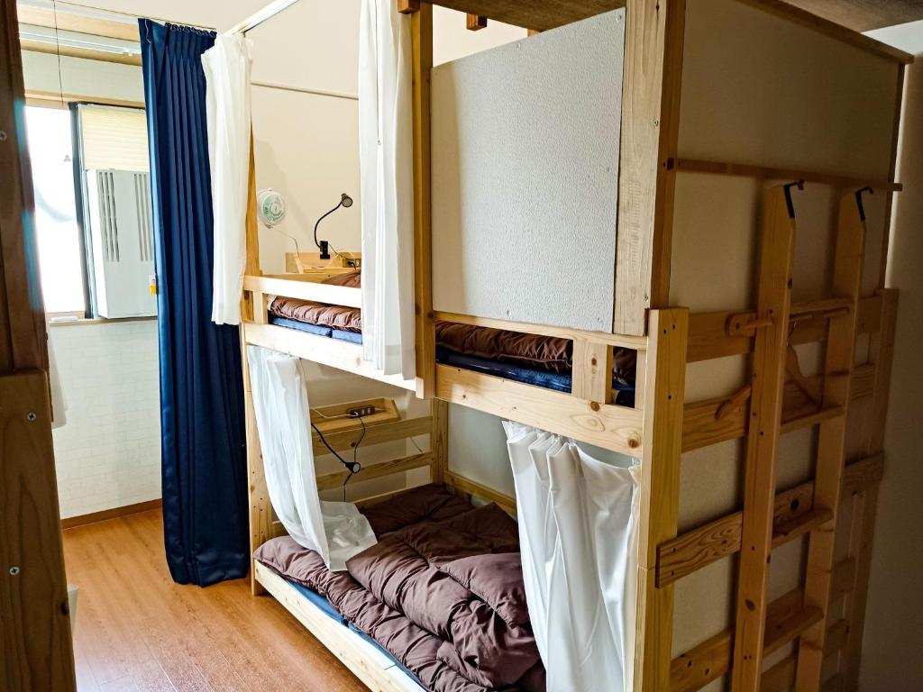 高松市にあるGuest House Ihatov - Vacation STAY 00941vの二段ベッド2組が備わる客室です。