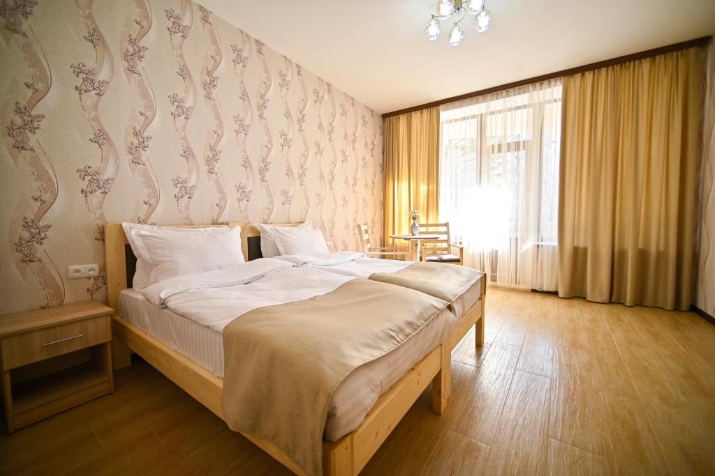 Postel nebo postele na pokoji v ubytování Kompozitor Hotel Dilijan