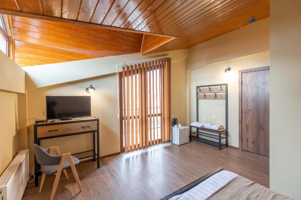 TV a/nebo společenská místnost v ubytování Pine Chalets by KA Group