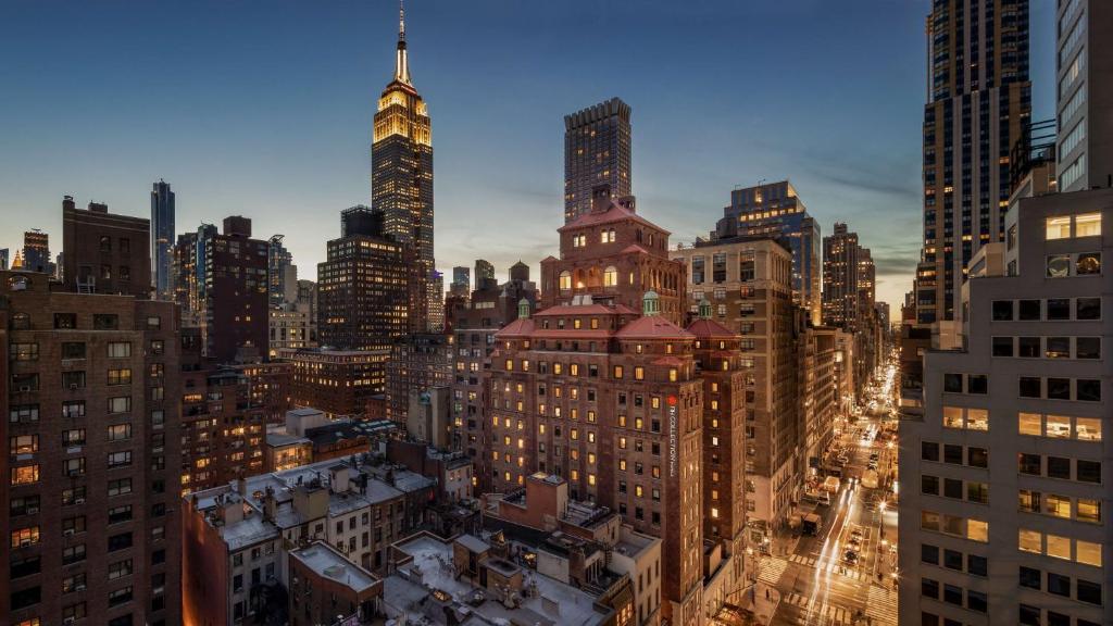 uma vista para o horizonte da cidade à noite em NH Collection New York Madison Avenue em Nova Iorque