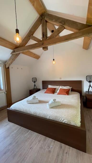 ein Schlafzimmer mit einem Bett mit zwei Handtüchern darauf in der Unterkunft Le Belle-Vue in La-Roche-en-Ardenne